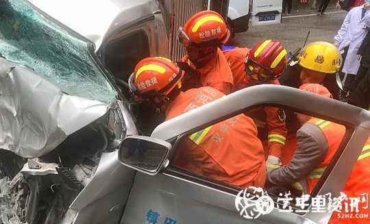 鎮(zhèn)巴210國道兩車相撞2人被困，消防緊急救援