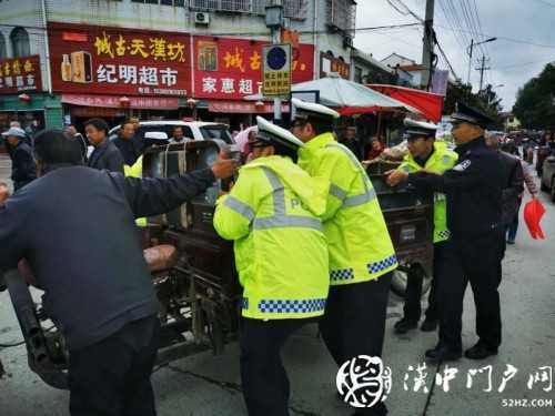 賣桔途中車壞了，一車桔子被撂馬路中央，民警趕忙幫轉(zhuǎn)移