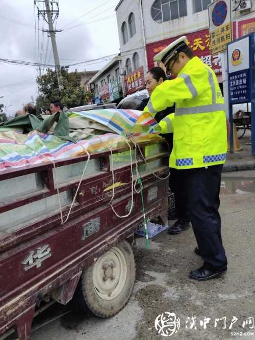 賣桔途中車壞了，一車桔子被撂馬路中央，民警趕忙幫轉(zhuǎn)移