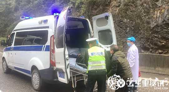 鎮(zhèn)巴210國道兩車相撞2人被困，消防緊急救援