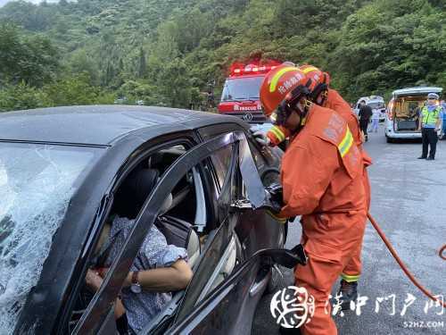 小轎車和大掛車迎面相撞，司機(jī)被困駕駛室，消防急救援