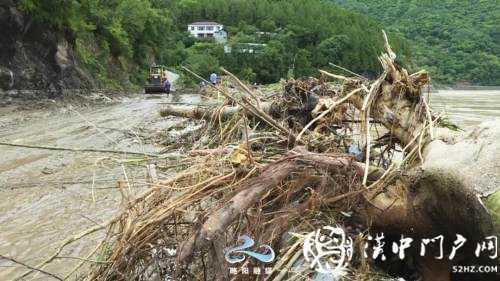 略陽(yáng)多條道路塌方中斷，交通部門(mén)緊急搶修保暢通！