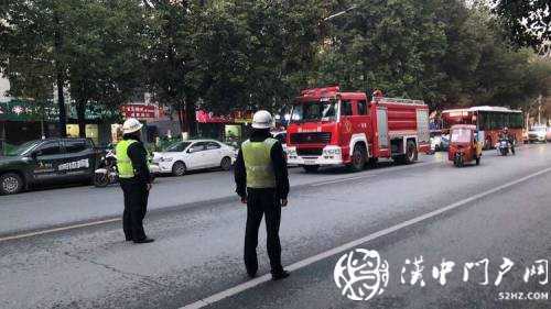 巡邏路上遇起火，漢中交警全力協(xié)助消防人員撲滅火情