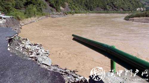 保暢通！略陽交通部門積極搶修水毀道路