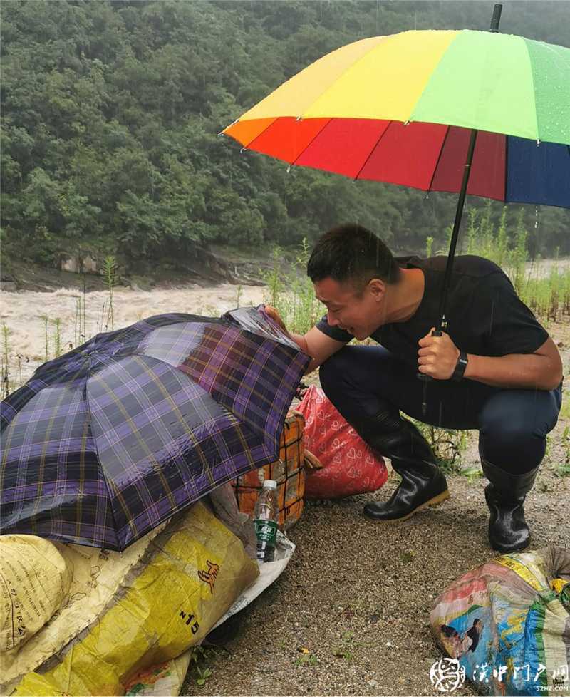 流浪老人被困暴雨中，鎮(zhèn)村干部施救解危難 ——碑壩鎮(zhèn)“五個(gè)大走訪、辦好民生事”黨史學(xué)習(xí)教育實(shí)踐活動(dòng)紀(jì)實(shí)