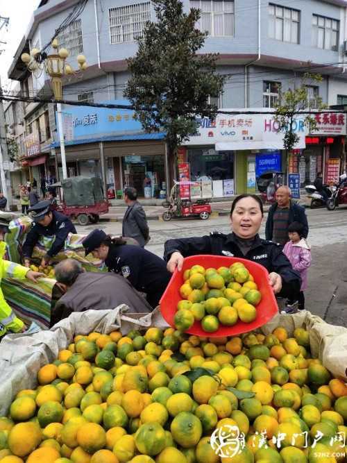 賣桔途中車壞了，一車桔子被撂馬路中央，民警趕忙幫轉(zhuǎn)移