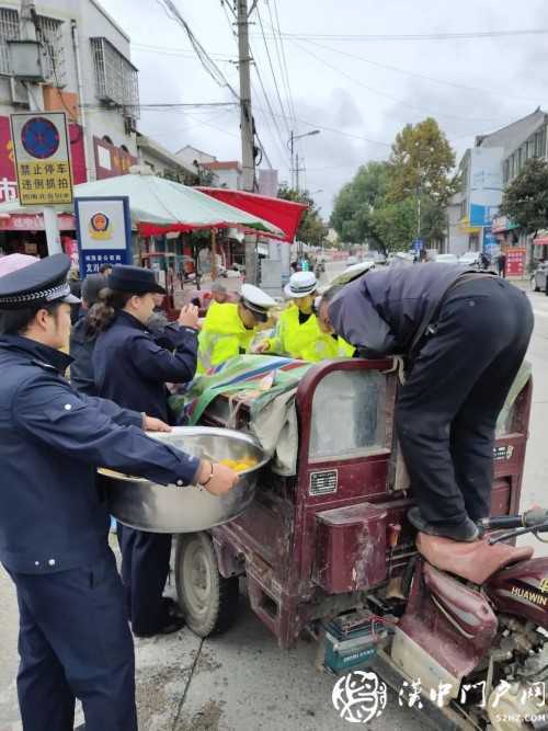 賣桔途中車壞了，一車桔子被撂馬路中央，民警趕忙幫轉(zhuǎn)移