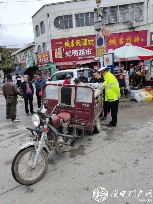 賣桔途中車壞了，一車桔子被撂馬路中央，民警趕忙幫轉(zhuǎn)移