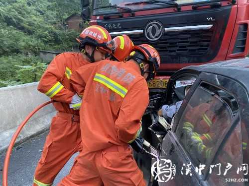 小轎車和大掛車迎面相撞，司機(jī)被困駕駛室，消防急救援