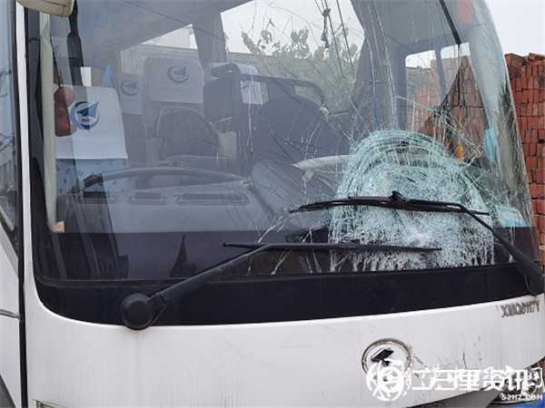 陜飛公司通勤車撞上騎電動車上學(xué)母女倆，致兩人不幸身亡