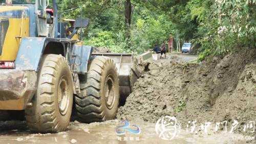 略陽(yáng)多條道路塌方中斷，交通部門(mén)緊急搶修保暢通！