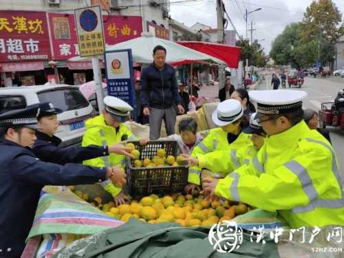 賣桔途中車壞了，一車桔子被撂馬路中央，民警趕忙幫轉(zhuǎn)移