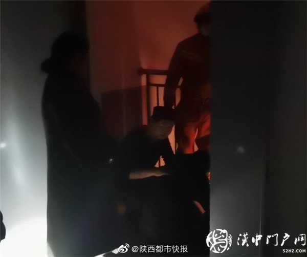 漢中一男子欲跳樓輕生，消防員一把拽住其胳膊將其救下