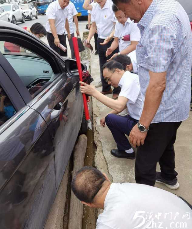 女司機(jī)開(kāi)車掉進(jìn)溝里，洋縣眾黨員幫忙抬車