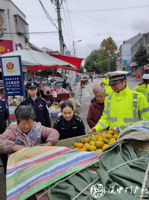 賣桔途中車壞了，一車桔子被撂馬路中央，民警趕忙幫轉(zhuǎn)移