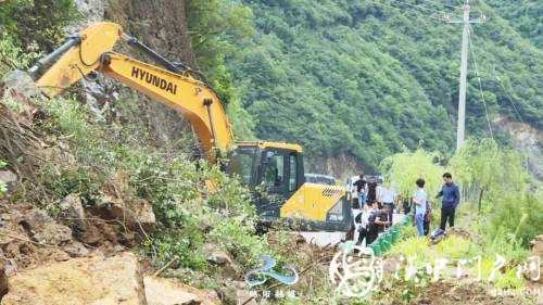 略陽(yáng)多條道路塌方中斷，交通部門(mén)緊急搶修保暢通！