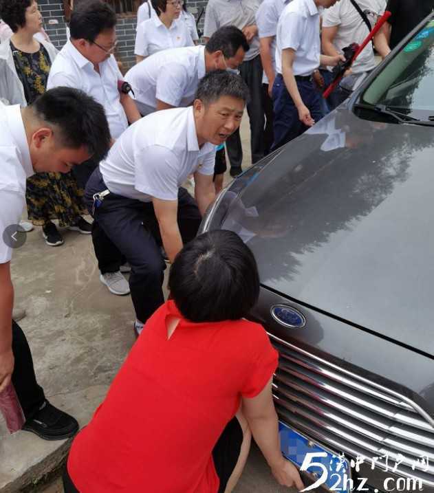 女司機(jī)開(kāi)車掉進(jìn)溝里，洋縣眾黨員幫忙抬車