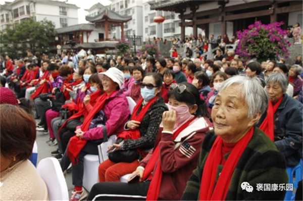 情濃重陽(yáng) 老少同樂(lè)——褒國(guó)康樂(lè)園重陽(yáng)演唱會(huì)”在褒國(guó)古鎮(zhèn)舉行