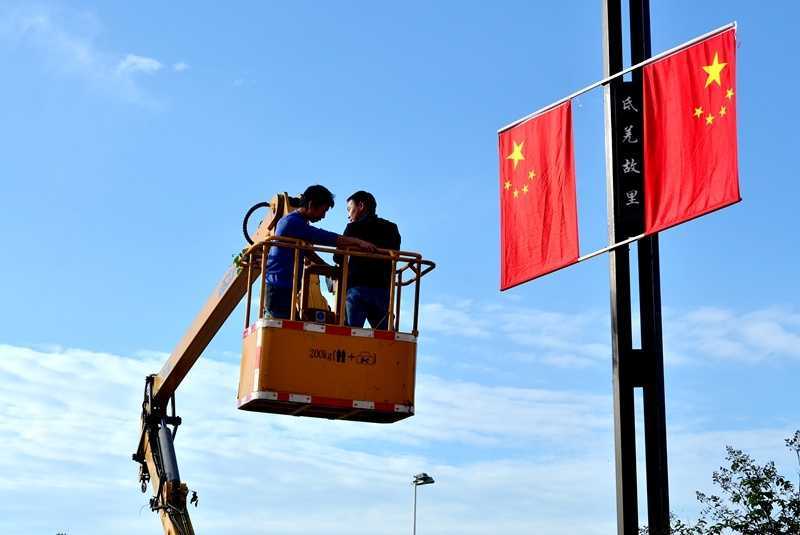 陜西寧強(qiáng)縣:千面國旗扮靚漢江源頭第一城 