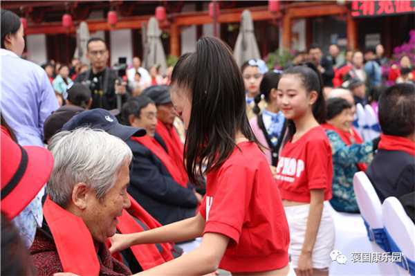 情濃重陽(yáng) 老少同樂(lè)——褒國(guó)康樂(lè)園重陽(yáng)演唱會(huì)”在褒國(guó)古鎮(zhèn)舉行