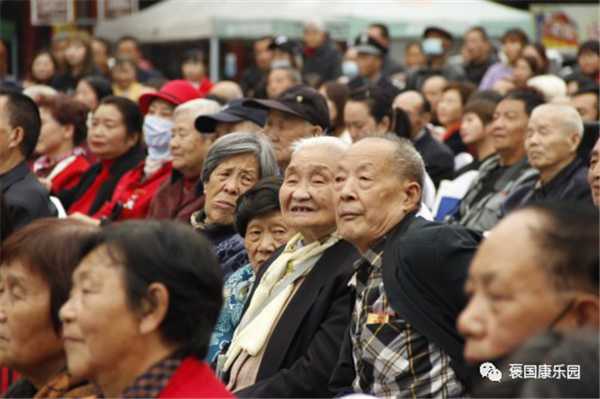 情濃重陽(yáng) 老少同樂(lè)——褒國(guó)康樂(lè)園重陽(yáng)演唱會(huì)”在褒國(guó)古鎮(zhèn)舉行