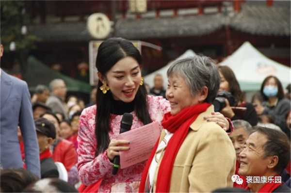 情濃重陽(yáng) 老少同樂(lè)——褒國(guó)康樂(lè)園重陽(yáng)演唱會(huì)”在褒國(guó)古鎮(zhèn)舉行