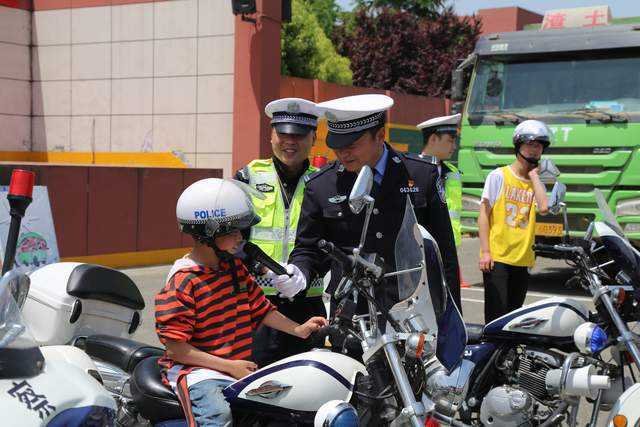 “大手拉小手”漢中交警走進(jìn)漢臺(tái)區(qū)新民九年制學(xué)校普及交通安全知識(shí) 