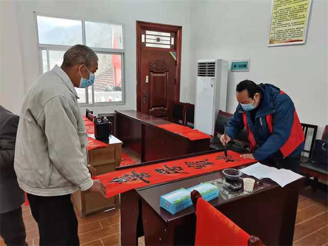 城固書法家義務(wù)為山區(qū)群眾寫春聯(lián)送祝福