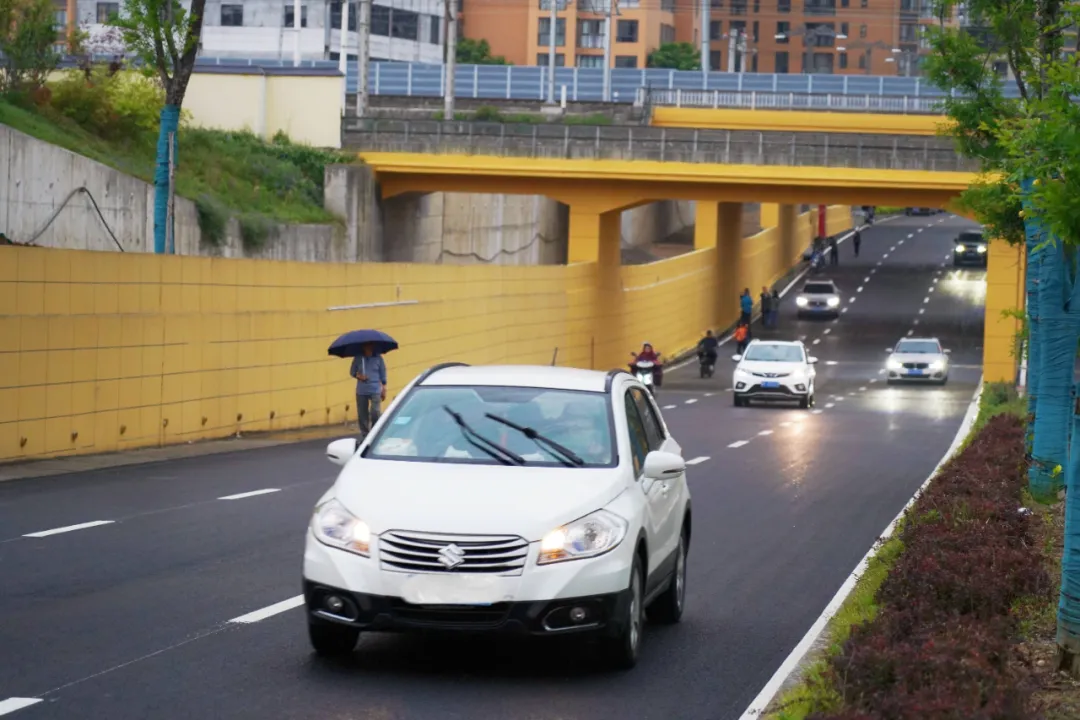 出行方便了！漢中興漢新區(qū)惠府路主車道通車！