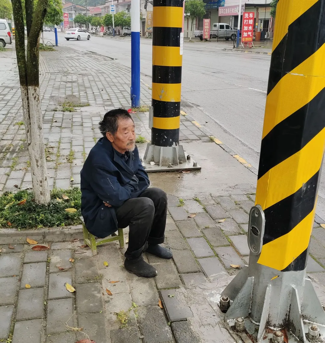 暖心︱八旬老人迷路，公路人幫助回家