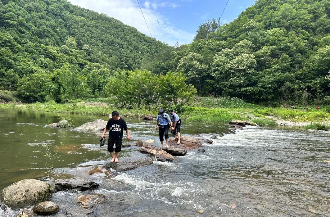 小伙任性離家出走，漢中民警深山尋回