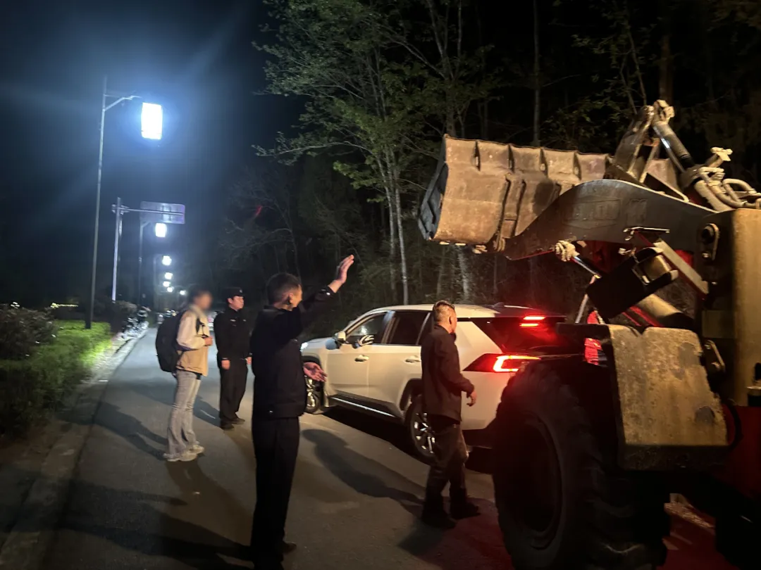 游客車陷水溝，漢中警民合力助脫困