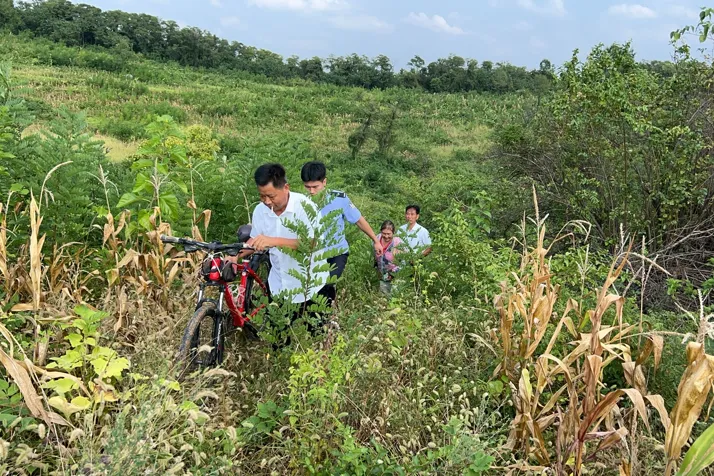 漢中一位老人被困在山里，多虧他們