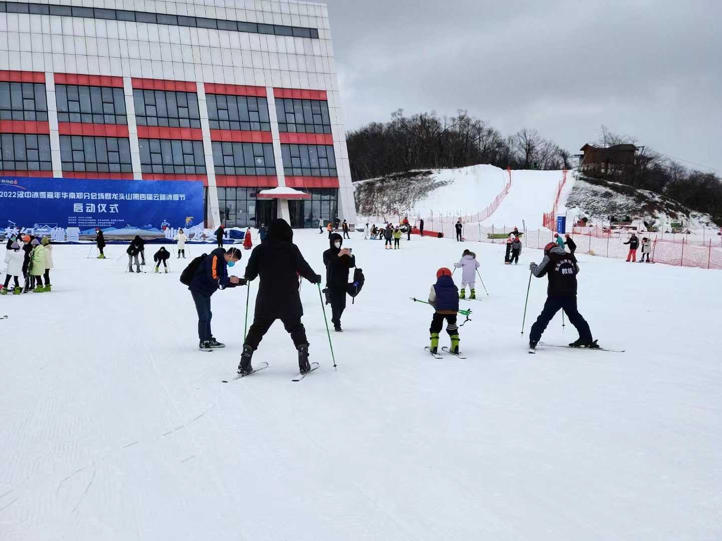 2022漢中冰雪嘉年華南鄭分會(huì)場(chǎng)暨龍頭山第四屆云端冰雪節(jié)今日啟動(dòng)